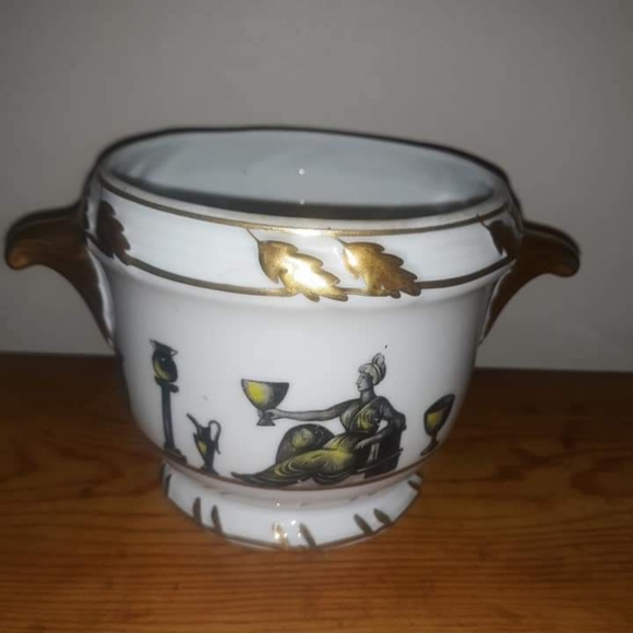 Beautiful decorative planter - Picture 2 of 3